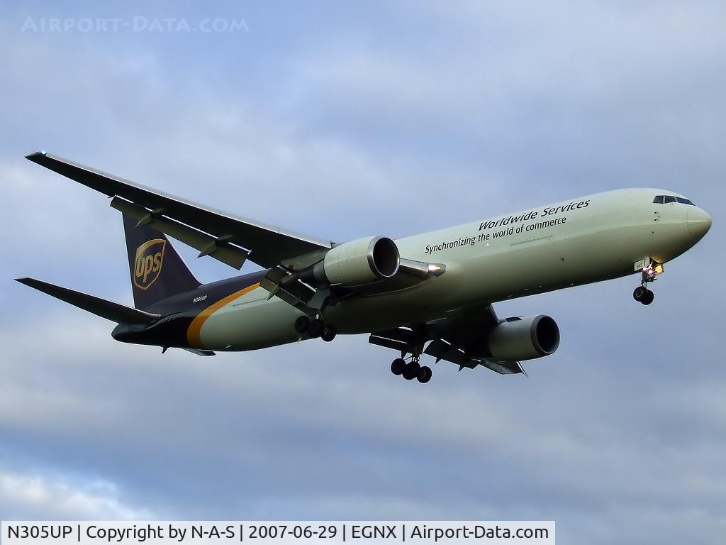 N305UP, 1995 Boeing 767-34AF/ER C/N 27243, Arriving
