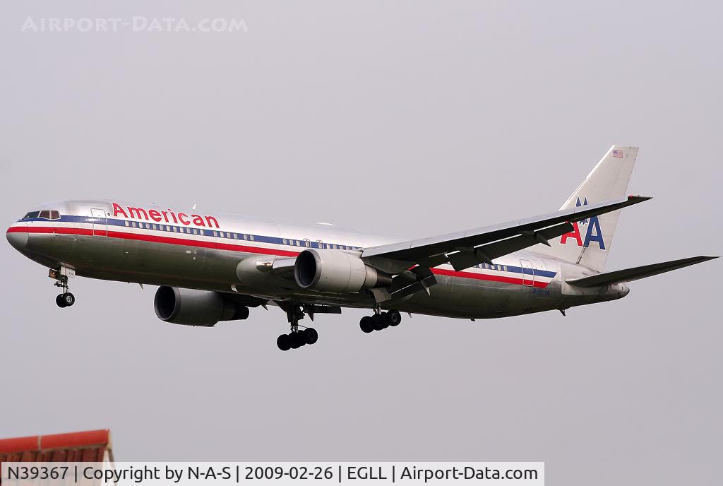 N39367, 1991 Boeing 767-323 C/N 25194, Short final