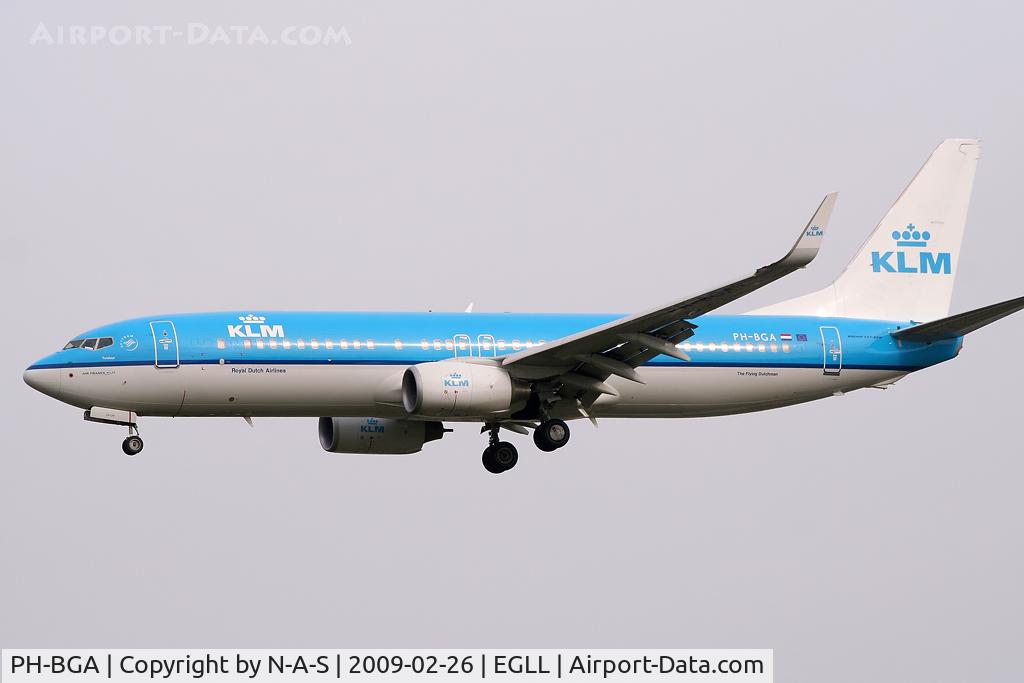 PH-BGA, 2008 Boeing 737-8K2 C/N 37593, Short final