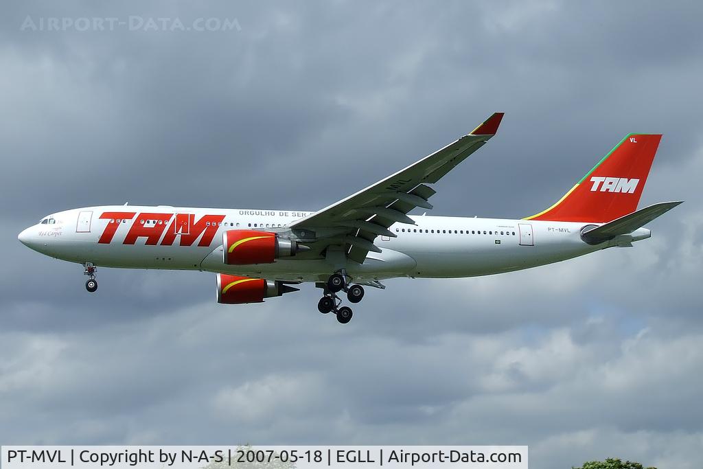 PT-MVL, 2005 Airbus A330-203 C/N 700, Short final