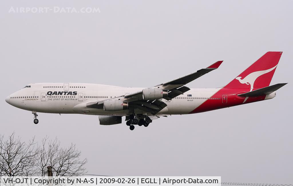 VH-OJT, 1999 Boeing 747-438 C/N 25565, Short final
