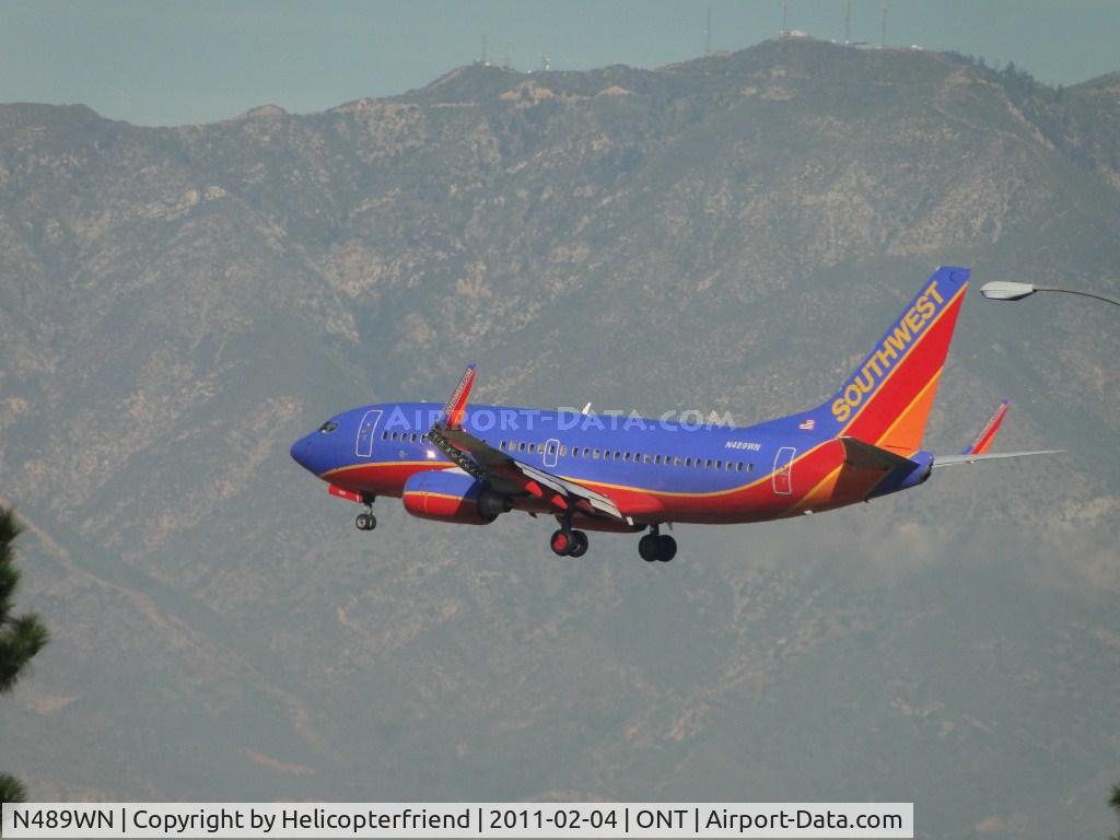 N489WN, 2004 Boeing 737-7H4 C/N 33855, Over the outer fence for runway 26R