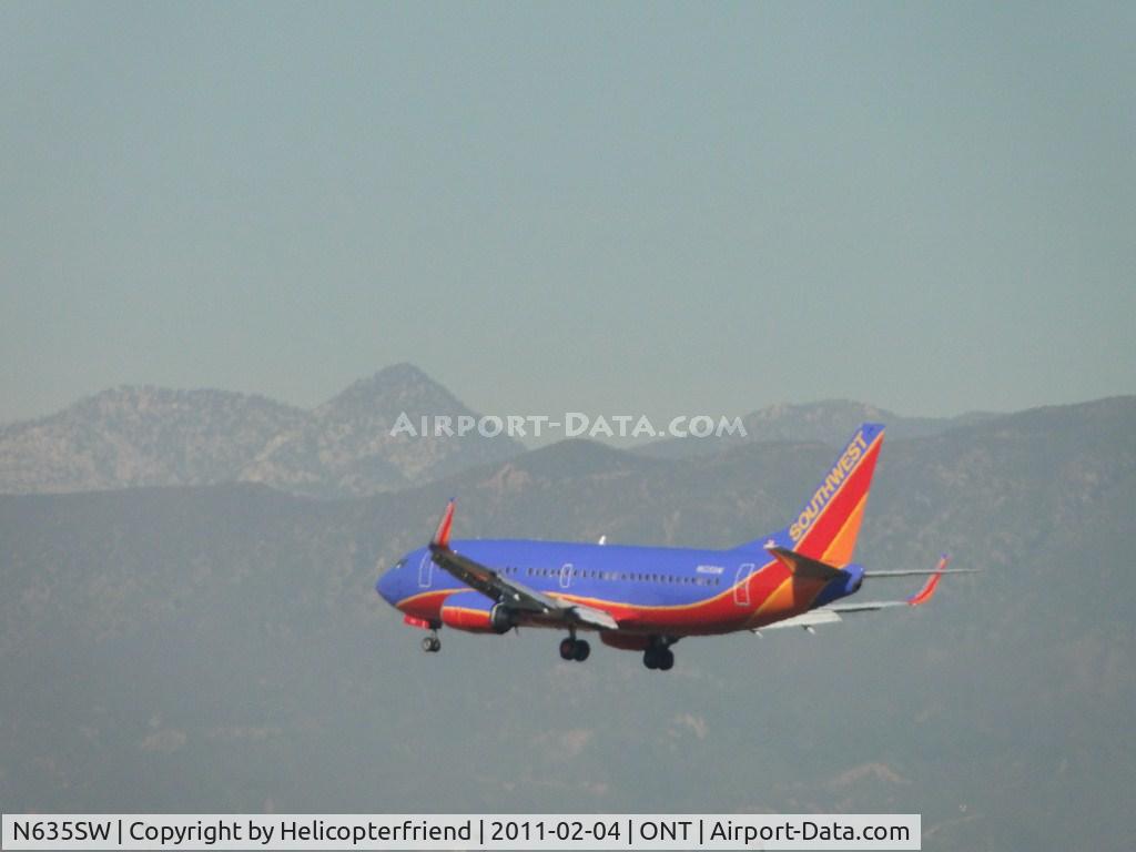 N635SW, 1996 Boeing 737-3H4 C/N 27708, Over the outer fence on final to runway 26R
