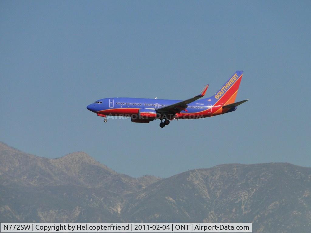 N772SW, 2000 Boeing 737-7H4 C/N 27880, On final for runway 26R