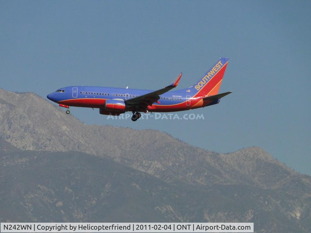 N242WN, 2006 Boeing 737-7H4 C/N 32505, On final for runway 26R