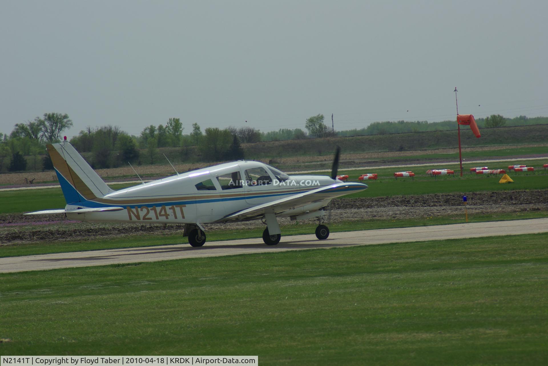 N2141T, 1971 Piper PA-28R-200 C/N 28R-7135144, Preparing for takeoff