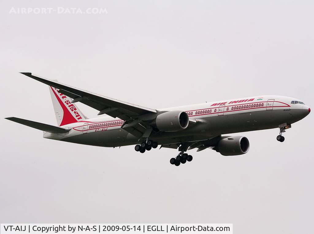 VT-AIJ, 1997 Boeing 777-222/ER C/N 26943, Short final