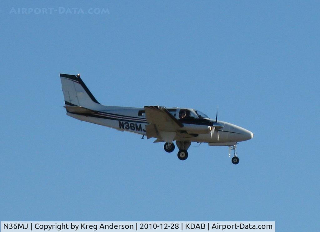N36MJ, Raytheon Aircraft Company G58 Baron C/N TH-2147, Raytheon G58 Baron landing at DAB.