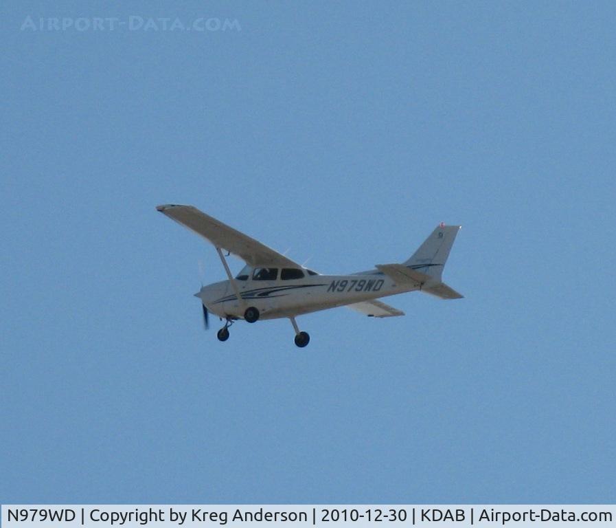 N979WD, 2005 Cessna 172S C/N 172S10077, Cessna 172S Skyhawk departing from DAB.