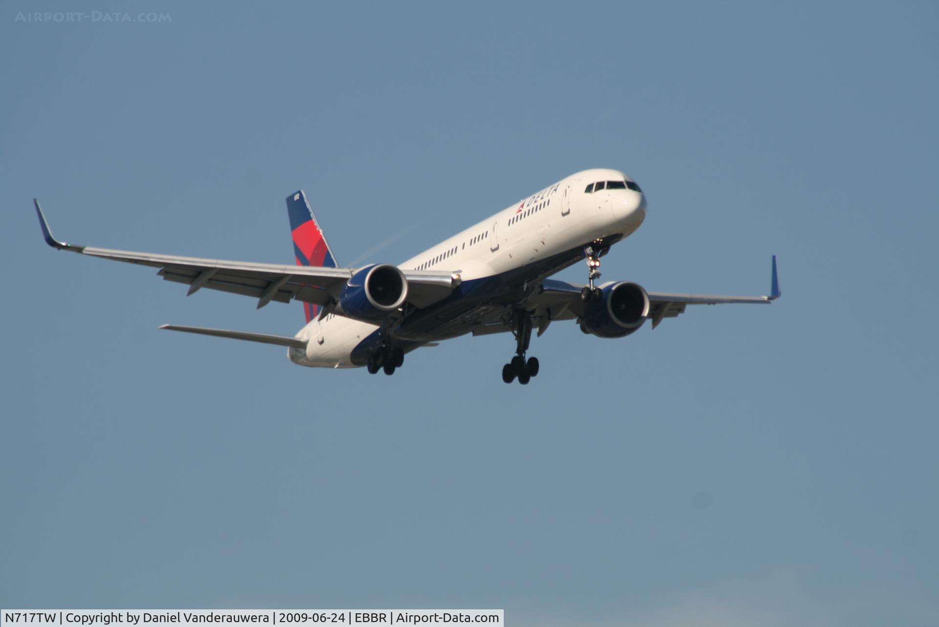 N717TW, 1999 Boeing 757-231 C/N 28485, Arrival of flight DL140 to RWY 02
