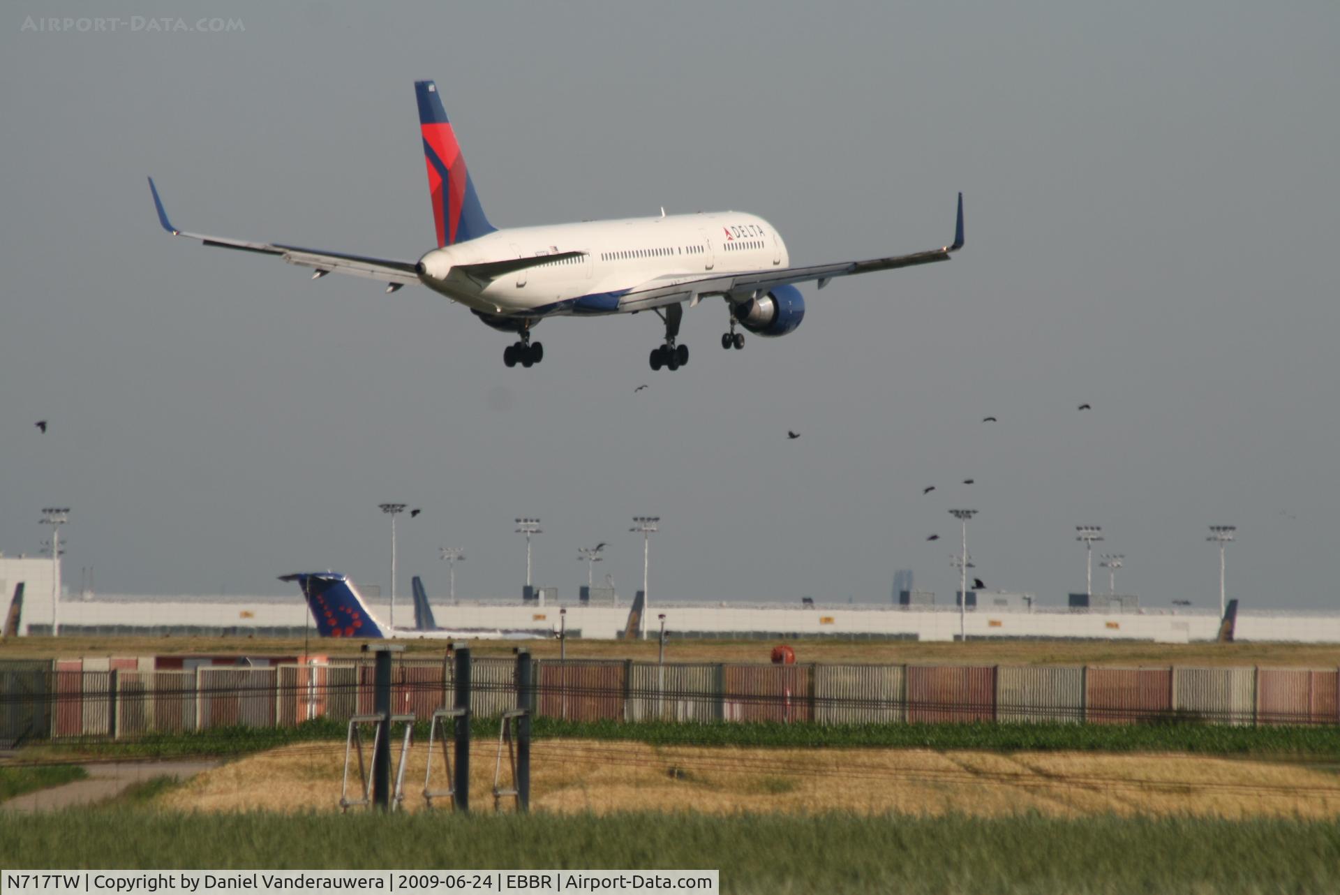 N717TW, 1999 Boeing 757-231 C/N 28485, Flight DL140 is descending to RWY 02