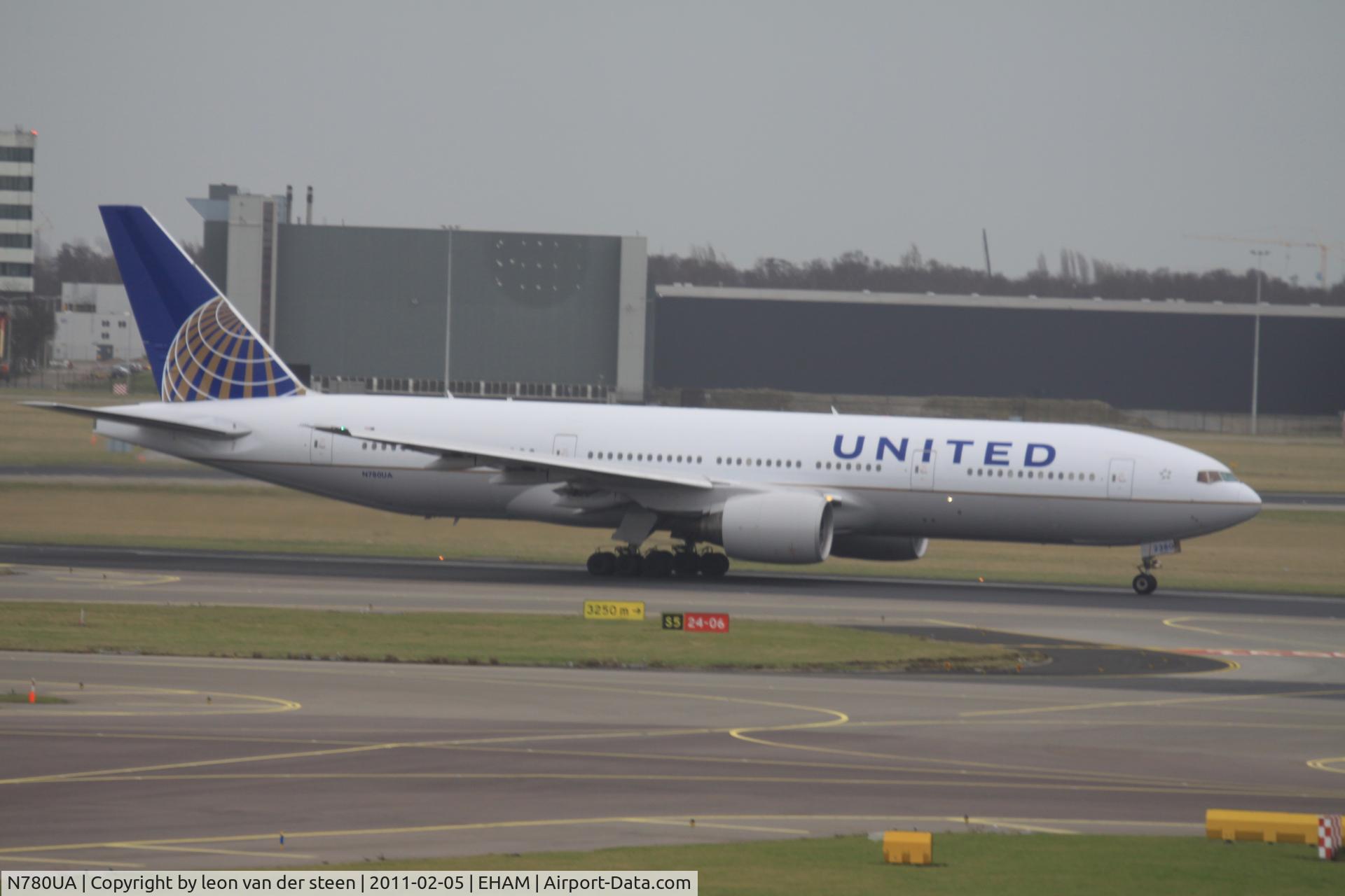 N780UA, 1996 Boeing 777-222 C/N 26944, take off from amsterdam