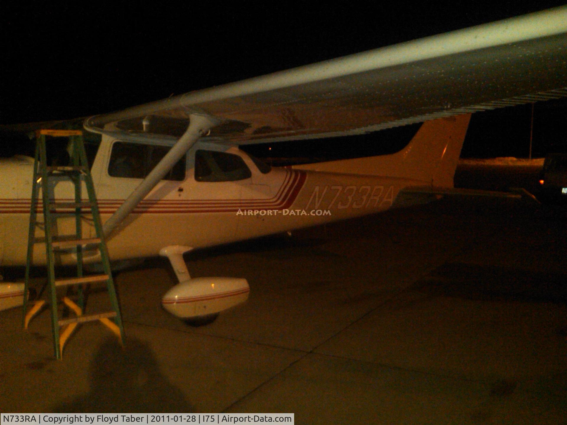 N733RA, 1976 Cessna 172N C/N 17268479, In for fuel