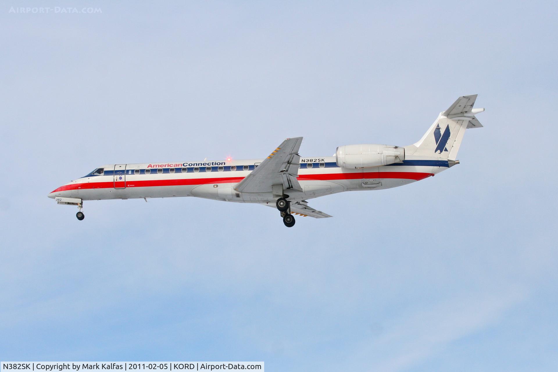 N382SK, 2002 Embraer ERJ-140LR (EMB-135KL) C/N 145624, Chautauqua Airlines/AmericanConnection Embraer EMB-135KL, CHQ5020 on final RWY 28 KORD arriving from KMSN.