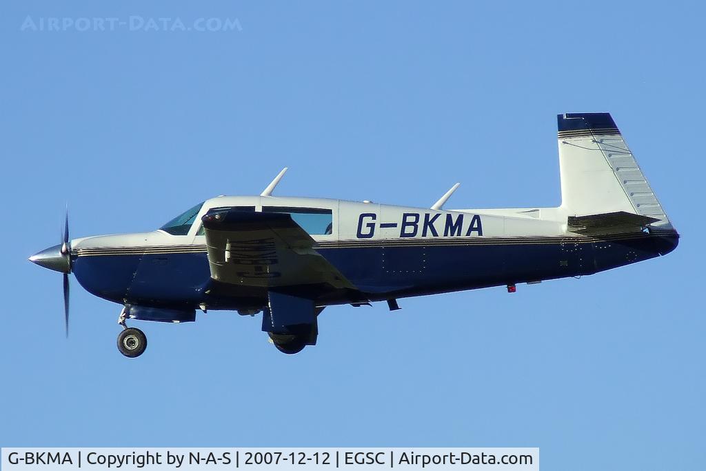 G-BKMA, 1982 Mooney M20J 201 C/N 24-1316, Short final