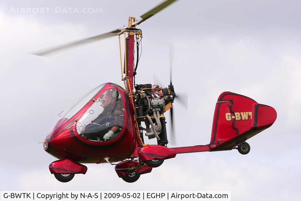 G-BWTK, 1997 RAF 2000 GTX SE C/N PFA G/13-1264, Landing at the micro trade fair