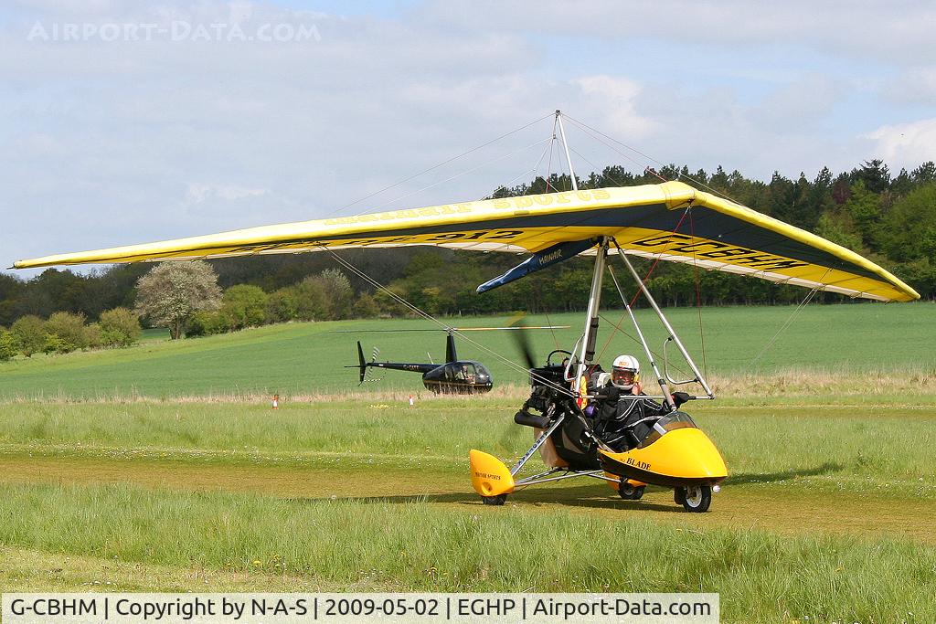 G-CBHM, 2001 Mainair Blade 912 C/N 1301-1101-7-W1096, Micro trade fair visitor