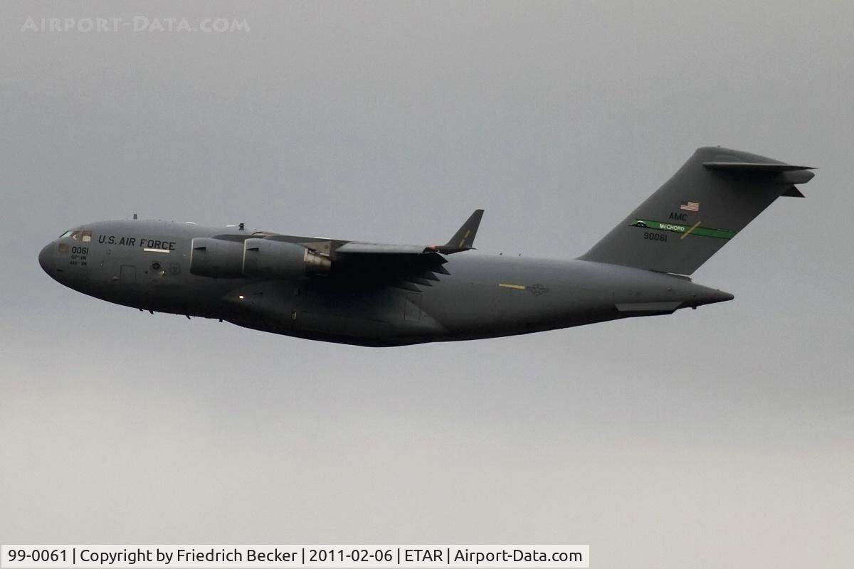 99-0061, 1999 Boeing C-17A Globemaster III C/N 50065/P-61, climb out