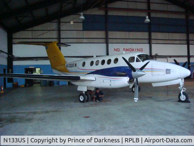 N133US, 1989 Beech B200C King Air C/N BL-133, In hangar for the night
