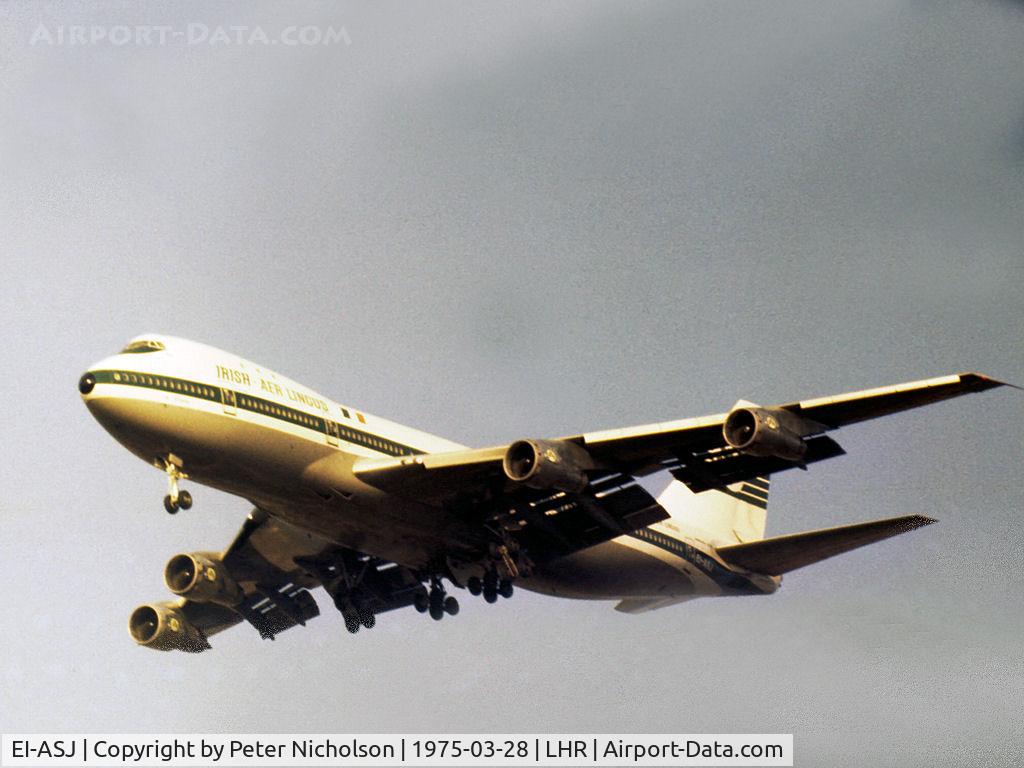 EI-ASJ, 1971 Boeing 747-148 C/N 19745, Boeing 747-148 of Aer Lingus on final approach to London Heathrow in March 1975.