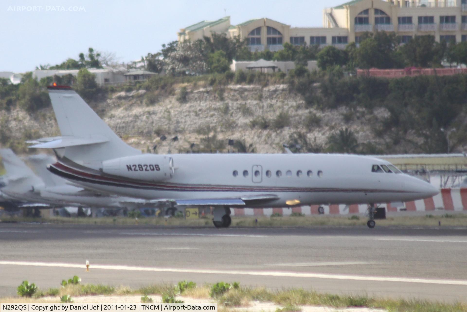 N292QS, 1999 Dassault Falcon 2000 C/N 93, N292QS taxing to parking at TNCM