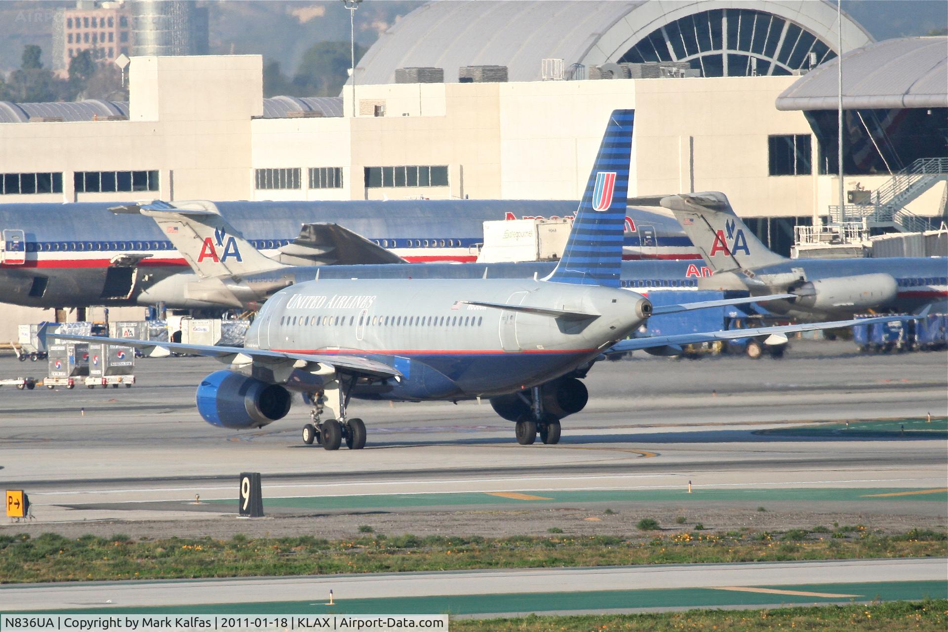 N836UA, 2001 Airbus A319-131 C/N 1460, United Airlines Airbus A319-131, UAL844 crossing 25R at TWY P, arriving from KSFO.