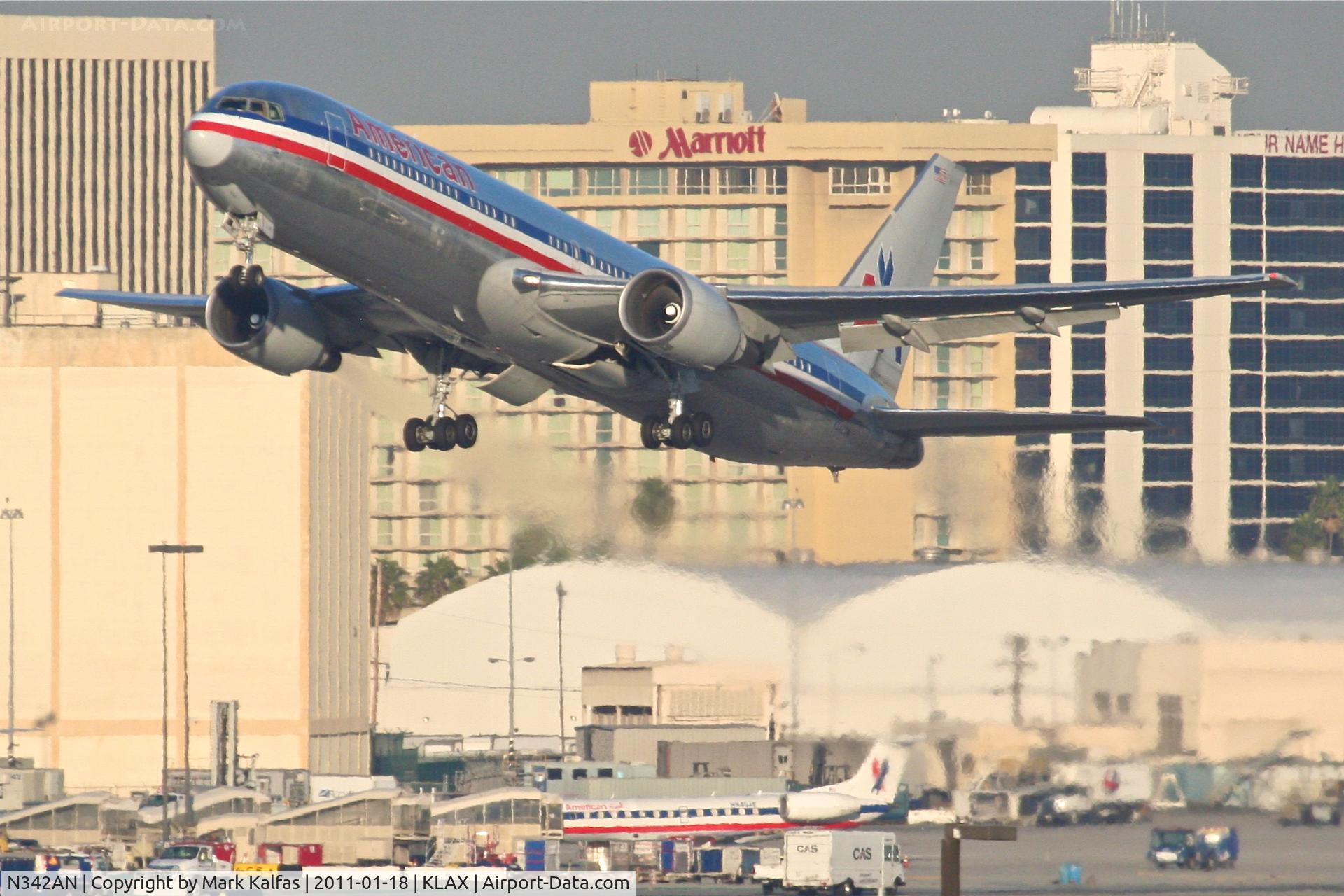N342AN, 2002 Boeing 767-323ER C/N 33081, American Airlines Boeing 767-323, AAL2448 departing 25R KLAX, enroute to KDFW.