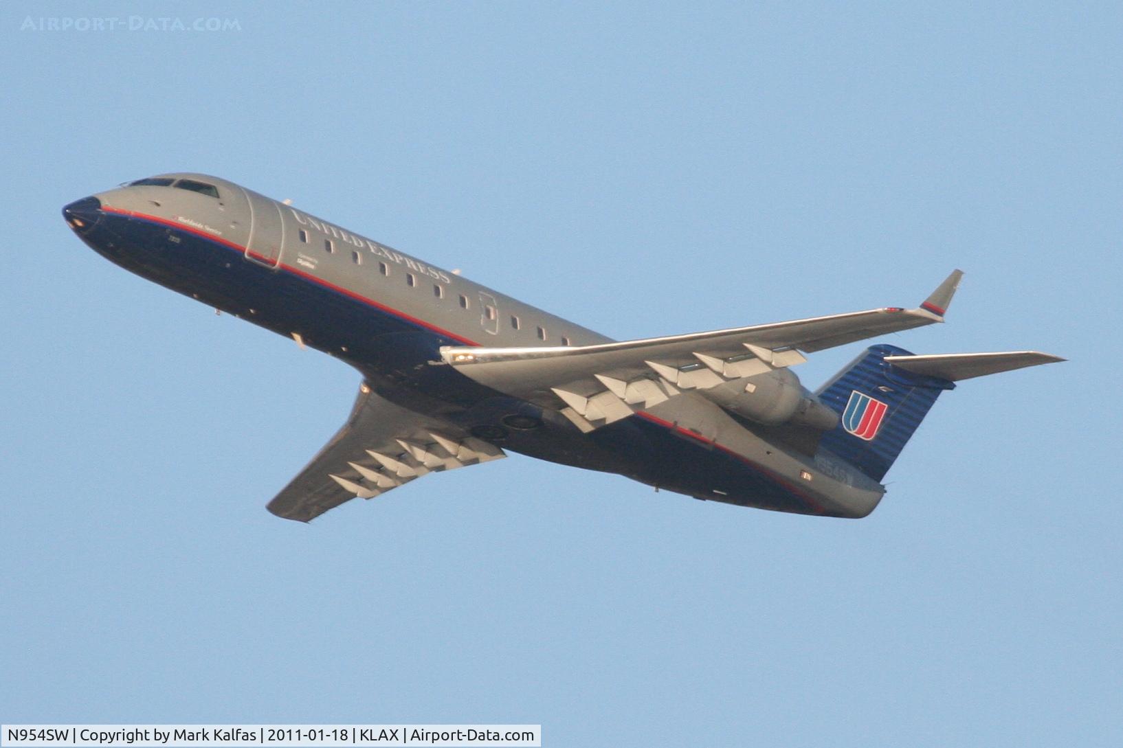 N954SW, 2003 Bombardier CRJ-200LR (CL-600-2B19) C/N 7815, SkyWest/United Express Bombardier CL-600-2B19, SKW6338 departing RWY 25R KLAX enroute to KSAN.
