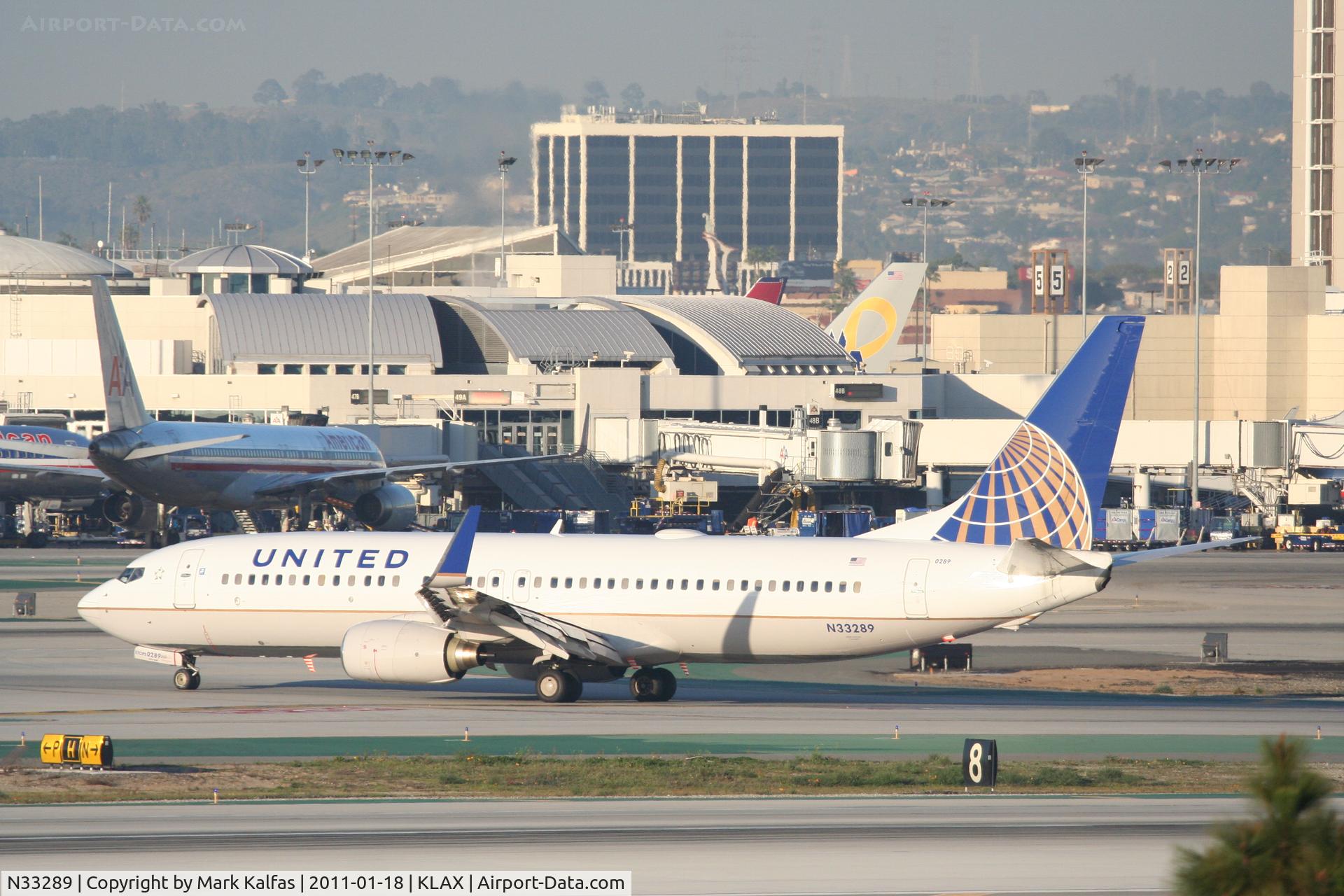 N33289, 2004 Boeing 737-824 C/N 31607, United Airlines Boeing 737-824, COA137 crossing  RWY 25R on TWY P at KLAX after arriving from KIAH.