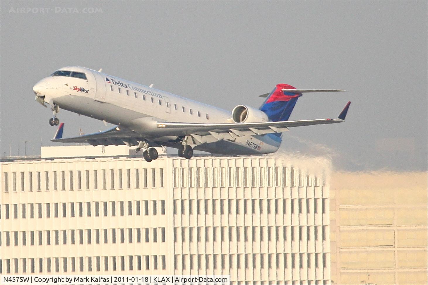 N457SW, 2003 Canadair CL-600-2B19 Regional Jet CRJ-200LR C/N 7773, SkyWest/Delta Connection Bombardier CL-600-2B19, SKW4787 departing RWY 25R KLAX enroute to KSAN.