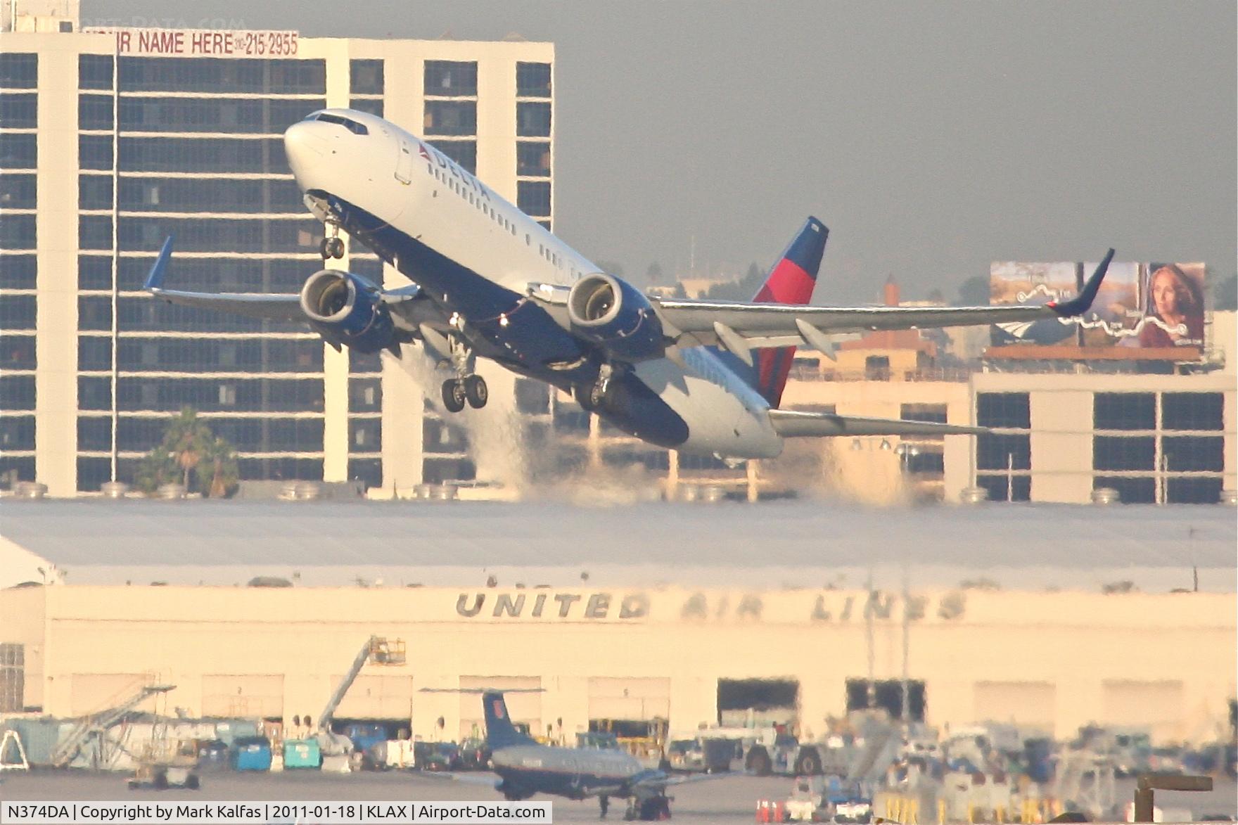 N374DA, 1998 Boeing 737-832 C/N 29622, Delta Airlines Boeing 737-832, DAL2731 RWY 25R departure enroute to KSFO with a very steep TO rotation.
