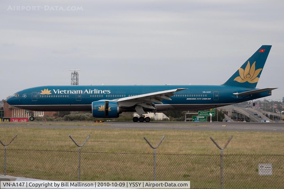 VN-A147, 1998 Boeing 777-2Q8/ER C/N 27607, in on 15R from SGN