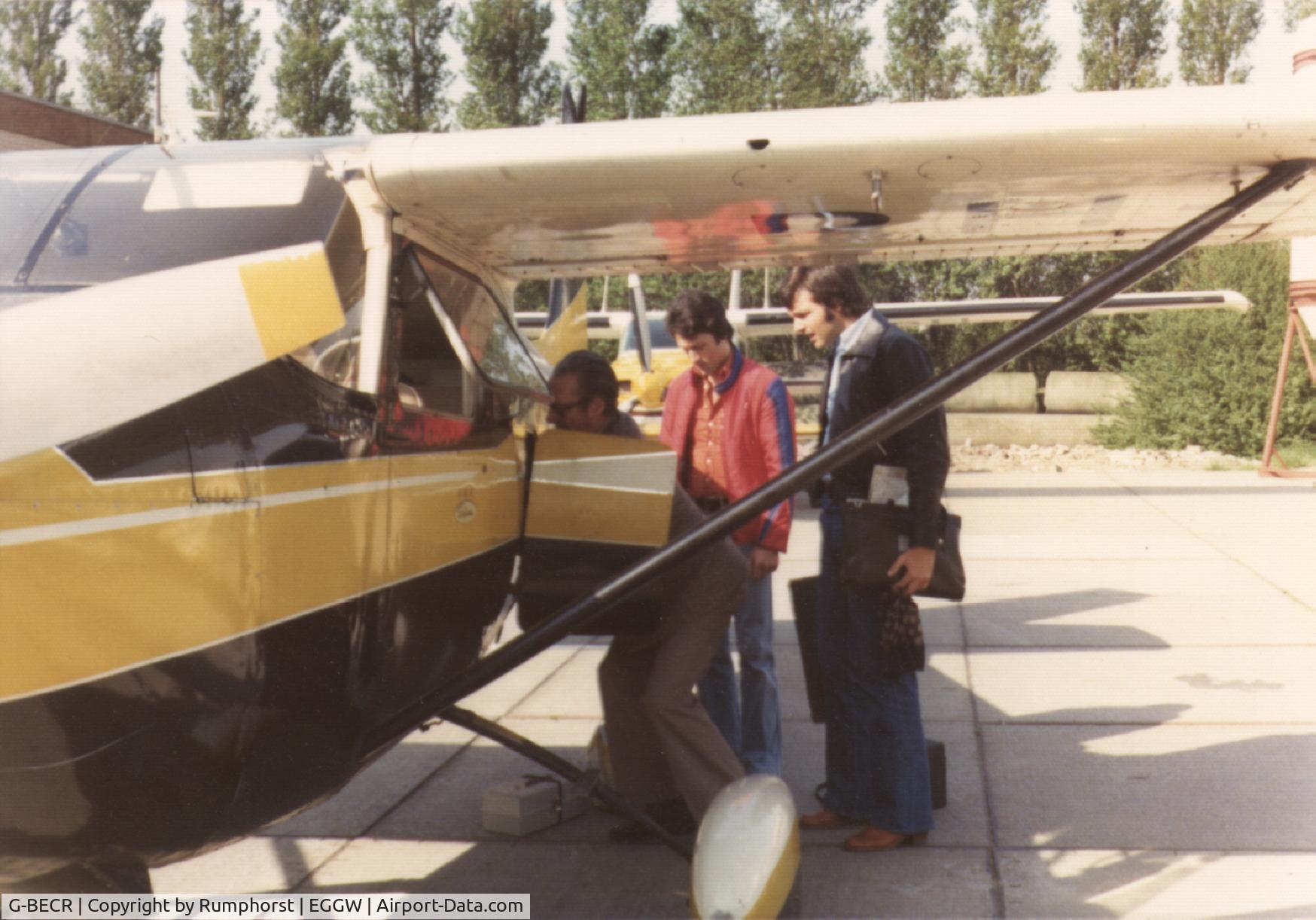 G-BECR, 1959 Cessna 182B Skylane C/N 51914, Voorheen eigendom van de Fa. Rood Holland onder registratienummer PH-KUK. Helaas niet volledig in beeld. Jaar 1976. Hij is volgens mij in 1978 verkocht aan para club in Zuid Engeland