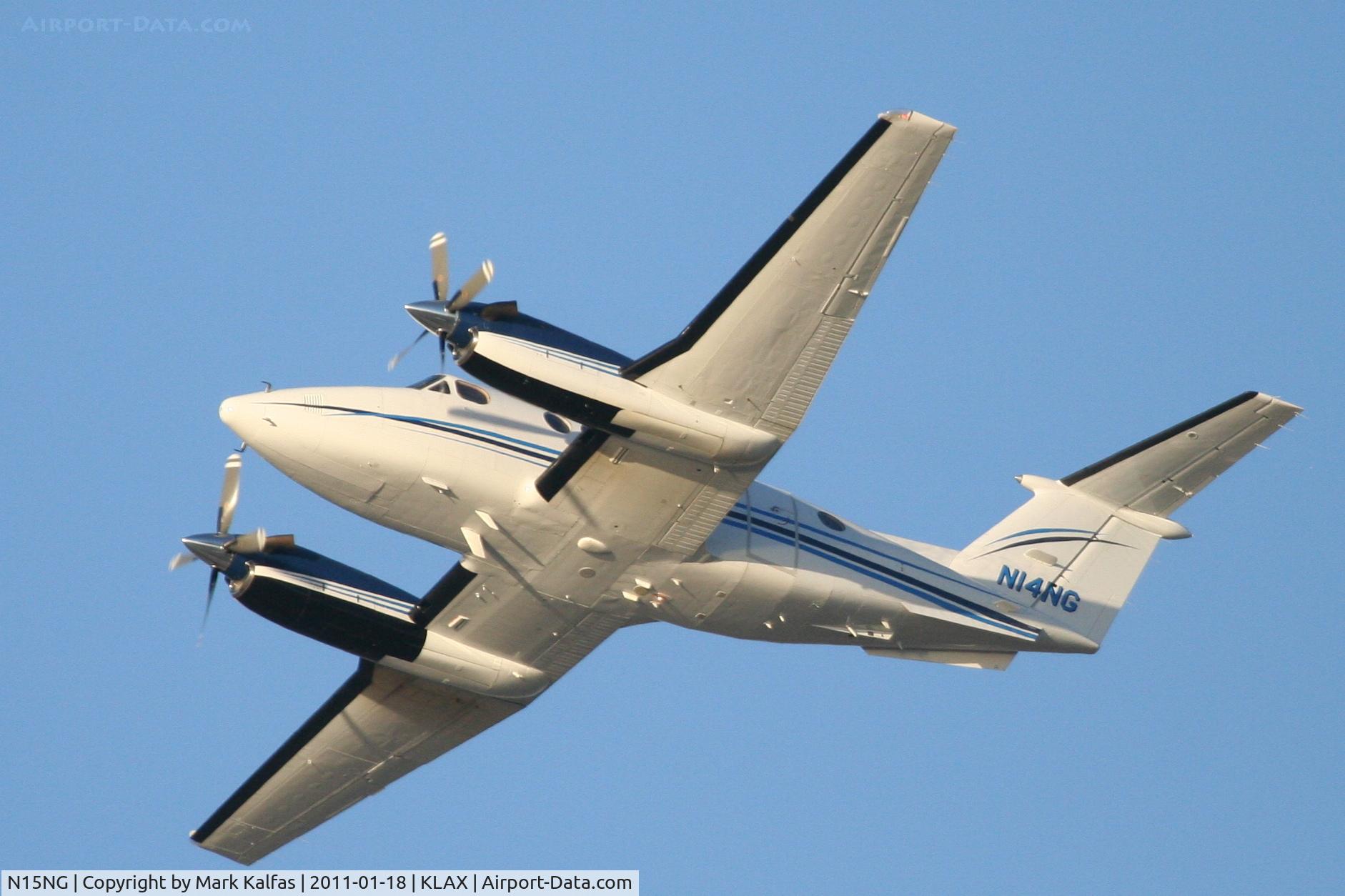 N15NG, 1980 Beech 200 C/N BB-666, Northrop Grumman Beech B200, on a modified 25L crosswind departure KLAX.
