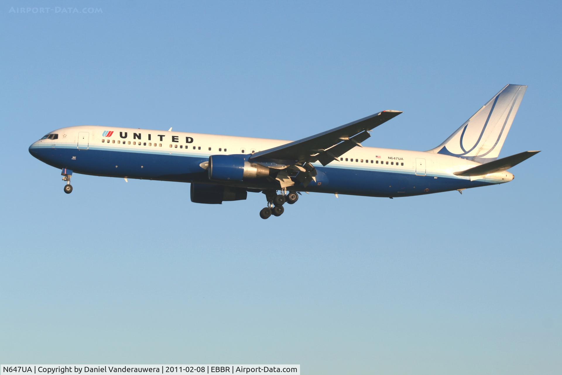 N647UA, 1992 Boeing 767-322 C/N 25284, Arrival of flight UA972 to RWY 25L
