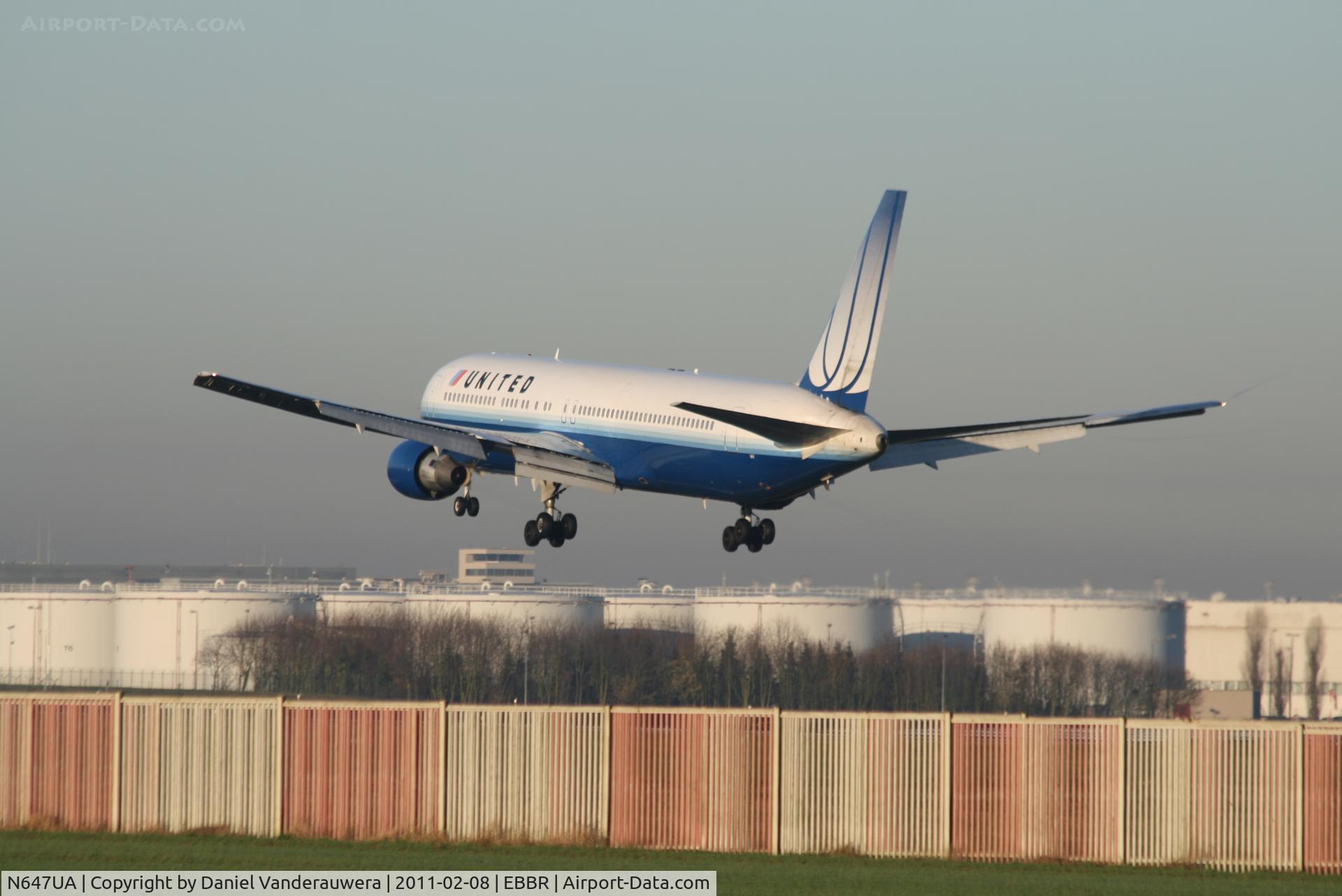 N647UA, 1992 Boeing 767-322 C/N 25284, Flight UA972 is descending to RWY 25L