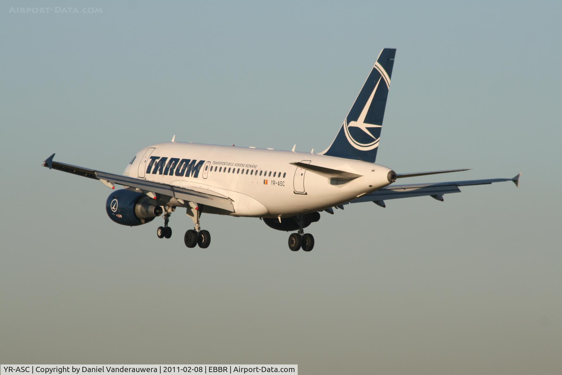 YR-ASC, 2007 Airbus A318-121 C/N 3220, Flight RO371 is descending to RWY 25L