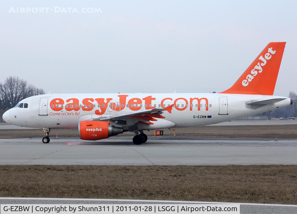 G-EZBW, 2007 Airbus A319-111 C/N 3134, Lining up rwy 05 for departure...