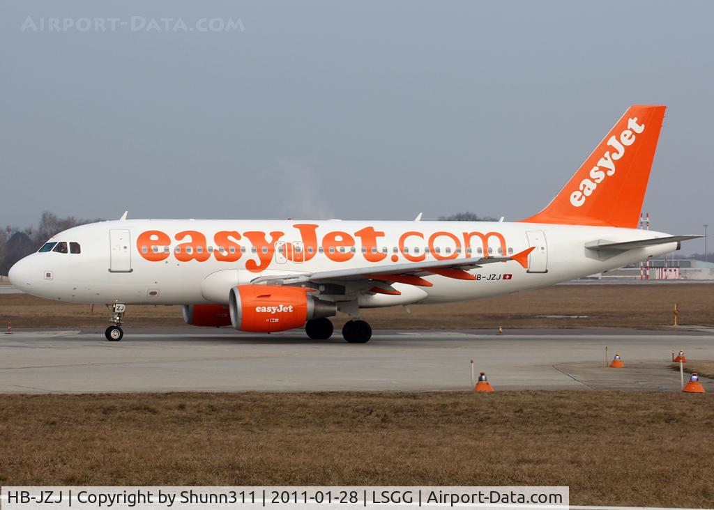 HB-JZJ, 2004 Airbus A319-111 C/N 2265, Lining up rwy 05 for departure...