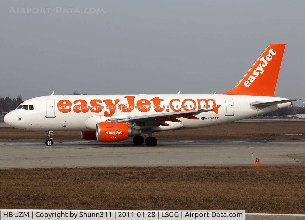 HB-JZM, 2004 Airbus A319-111 C/N 2370, Lining up rwy 05 for departure...