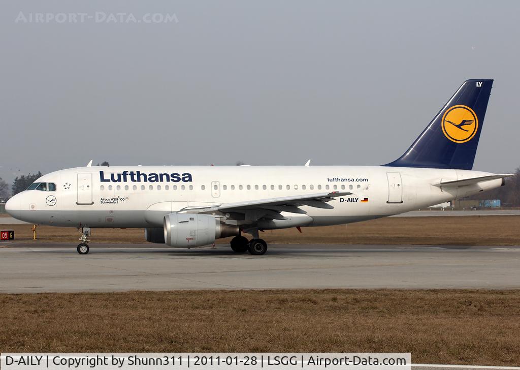 D-AILY, 1998 Airbus A319-114 C/N 875, Lining up rwy 05 for departure...