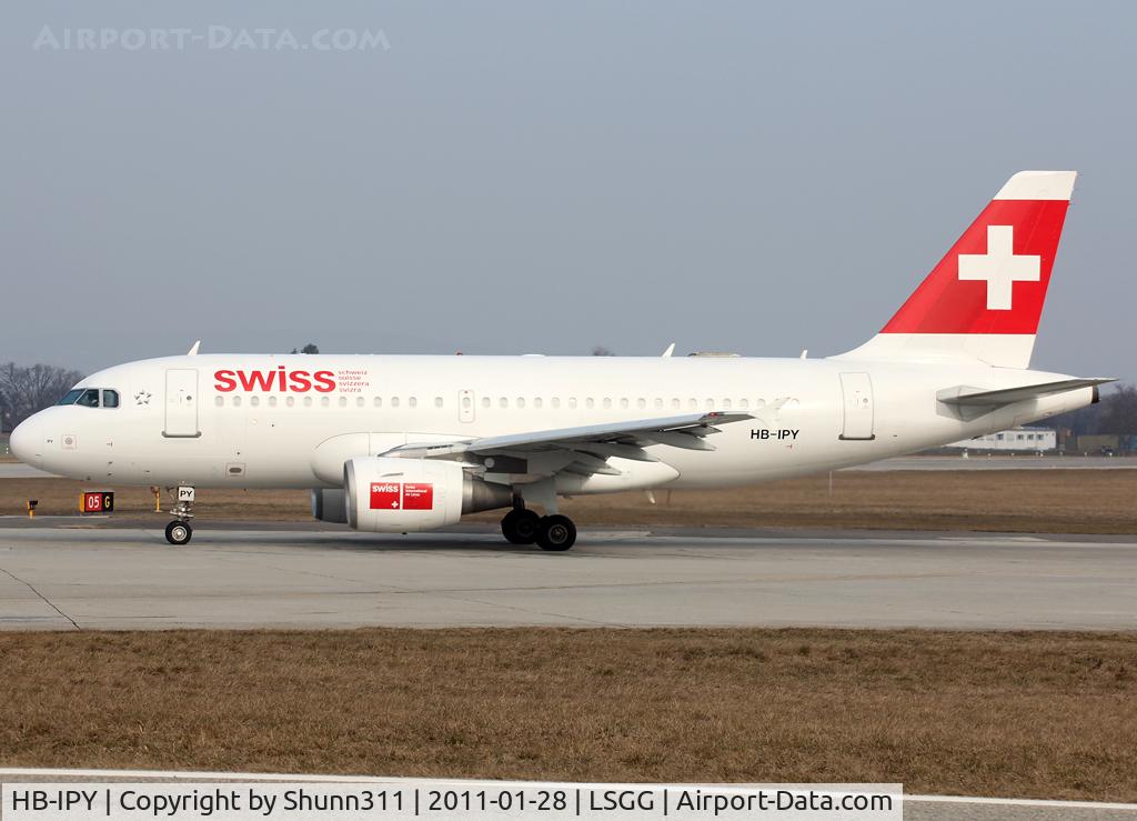 HB-IPY, 1996 Airbus A319-112 C/N 621, Lining up rwy 05 for departure...