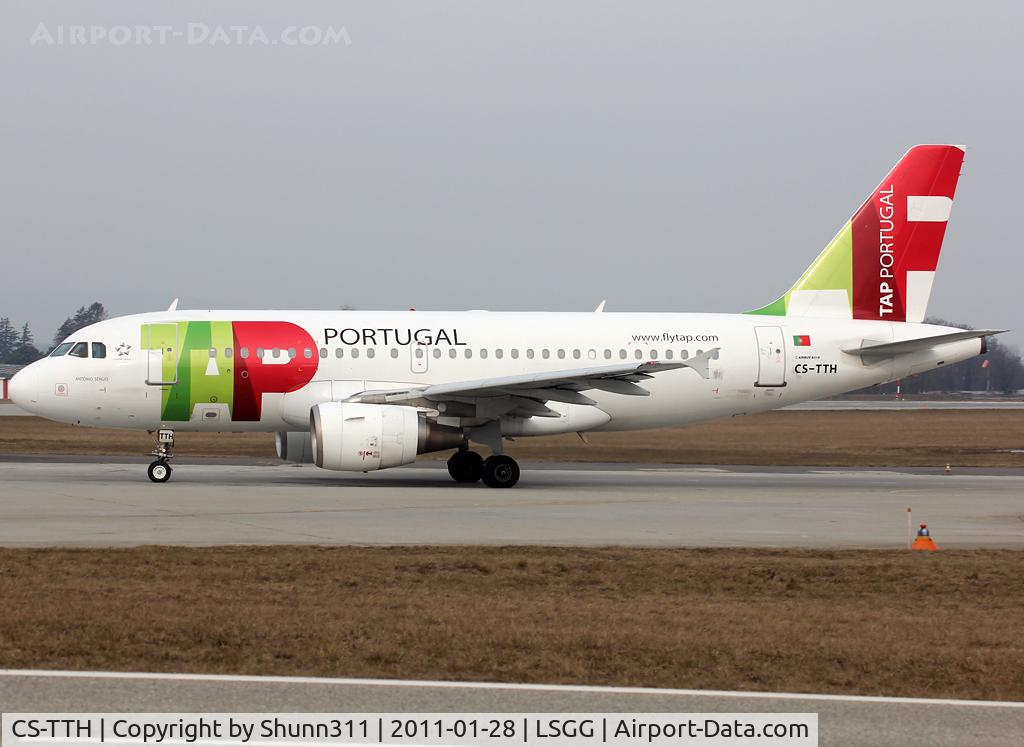 CS-TTH, 1998 Airbus A319-111 C/N 917, Lining up rwy 05 for departure...