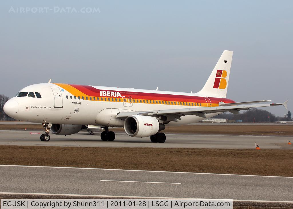 EC-JSK, 2006 Airbus A320-214 C/N 2807, Lining up rwy 05 for departure...