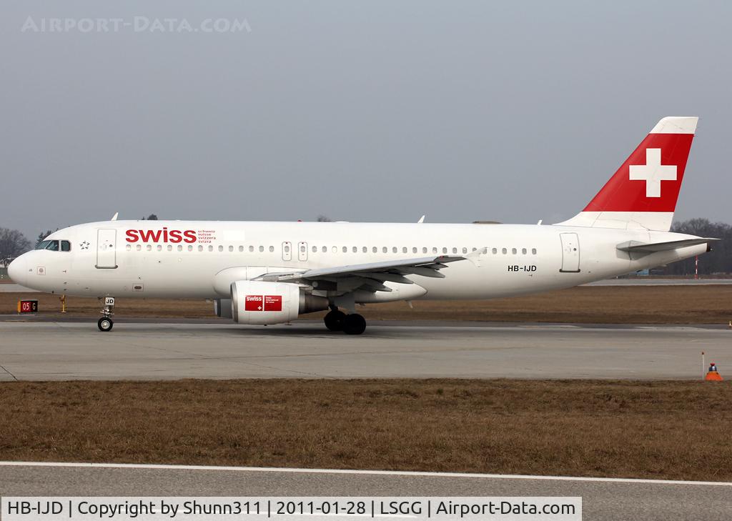 HB-IJD, 1995 Airbus A320-214 C/N 553, Lining up rwy 05 for departure...