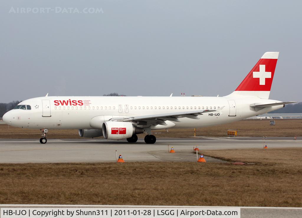HB-IJO, 1997 Airbus A320-214 C/N 673, Lining up rwy 05 for departure...