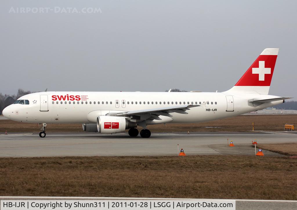HB-IJR, 1997 Airbus A320-214 C/N 0703, Lining up rwy 05 for departure...