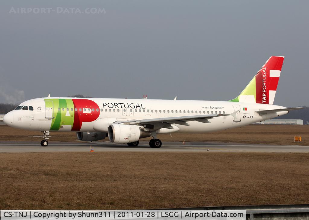 CS-TNJ, 2000 Airbus A320-214 C/N 1181, Lining up rwy 05 for departure...