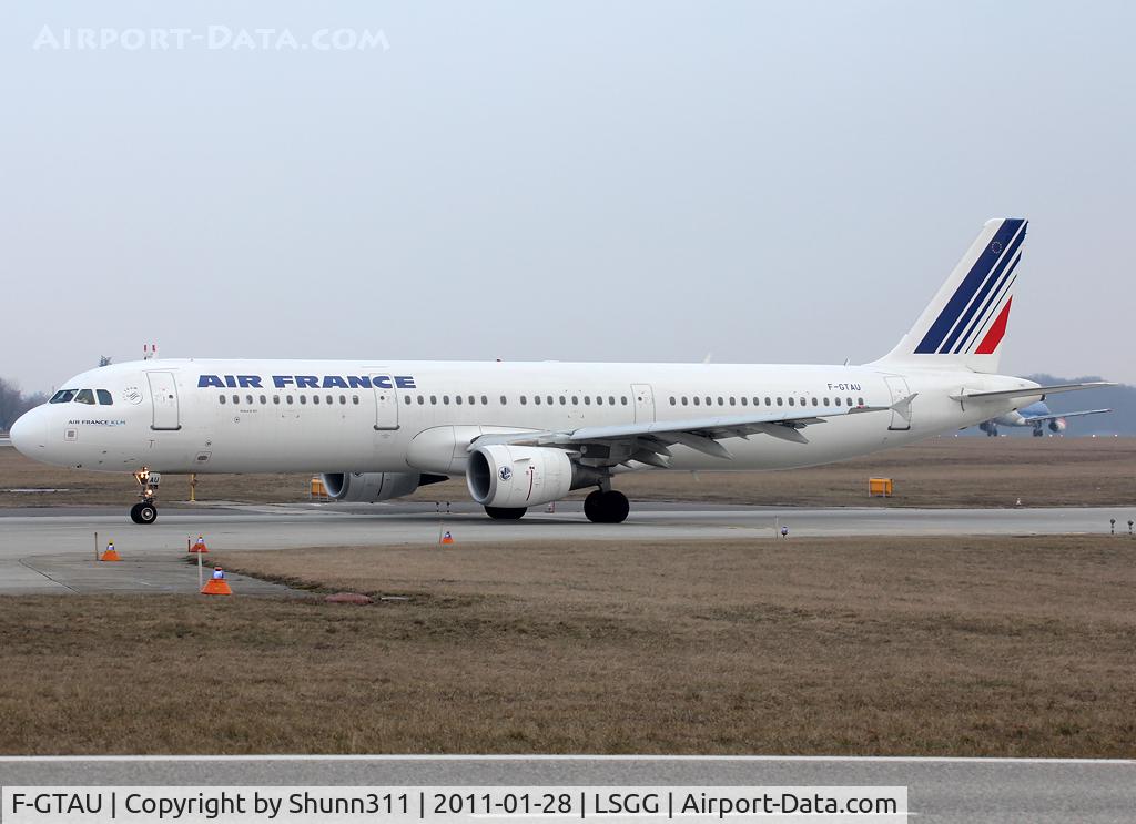 F-GTAU, 2009 Airbus A321-212 C/N 3814, Lining up rwy 05 for departure...