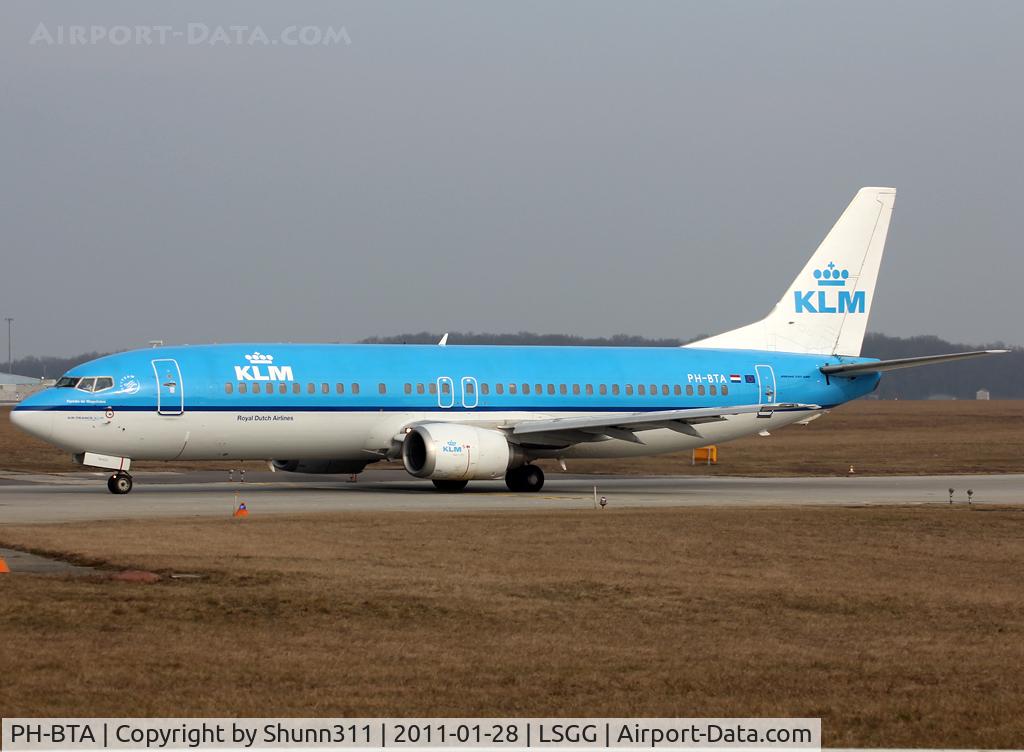 PH-BTA, 1991 Boeing 737-406 C/N 25412, Lining up rwy 05 for departure...